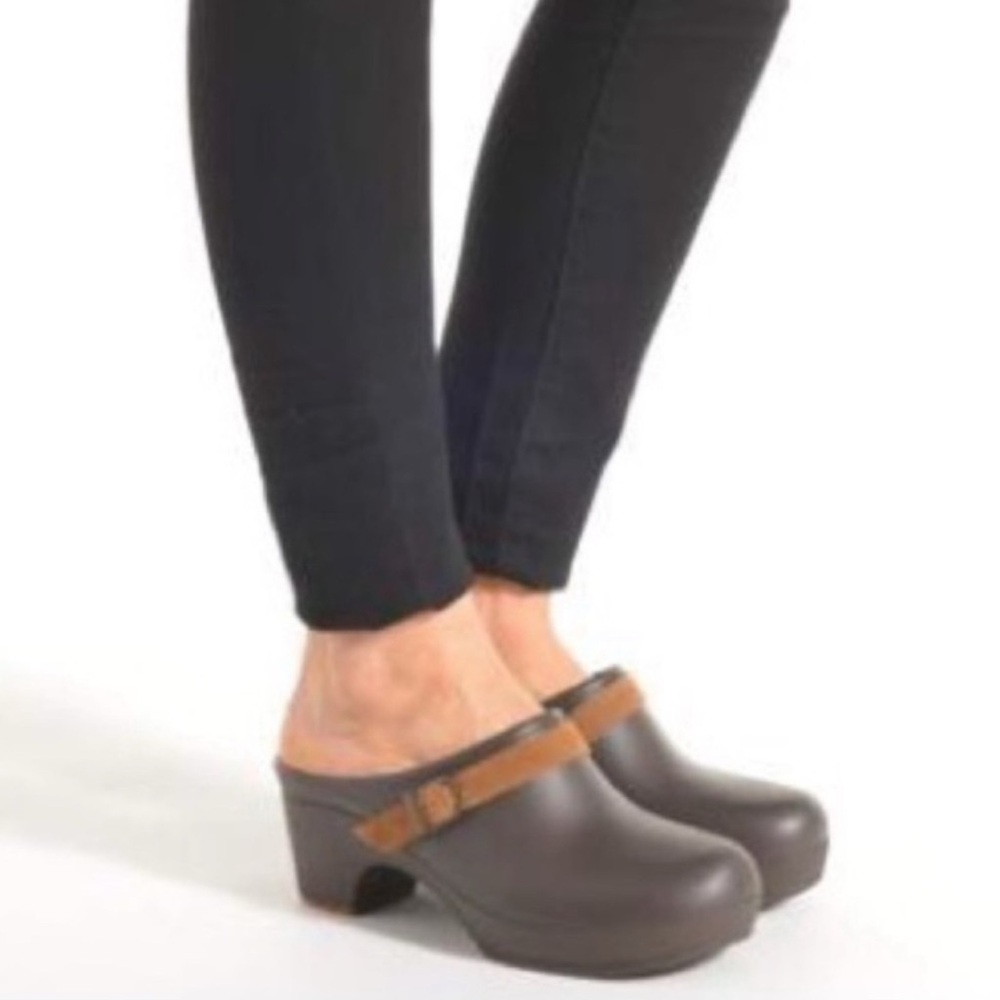 CROCS brown SARAH clog shoe. Croc brown clog. Crocs women’s sz 11brown clog